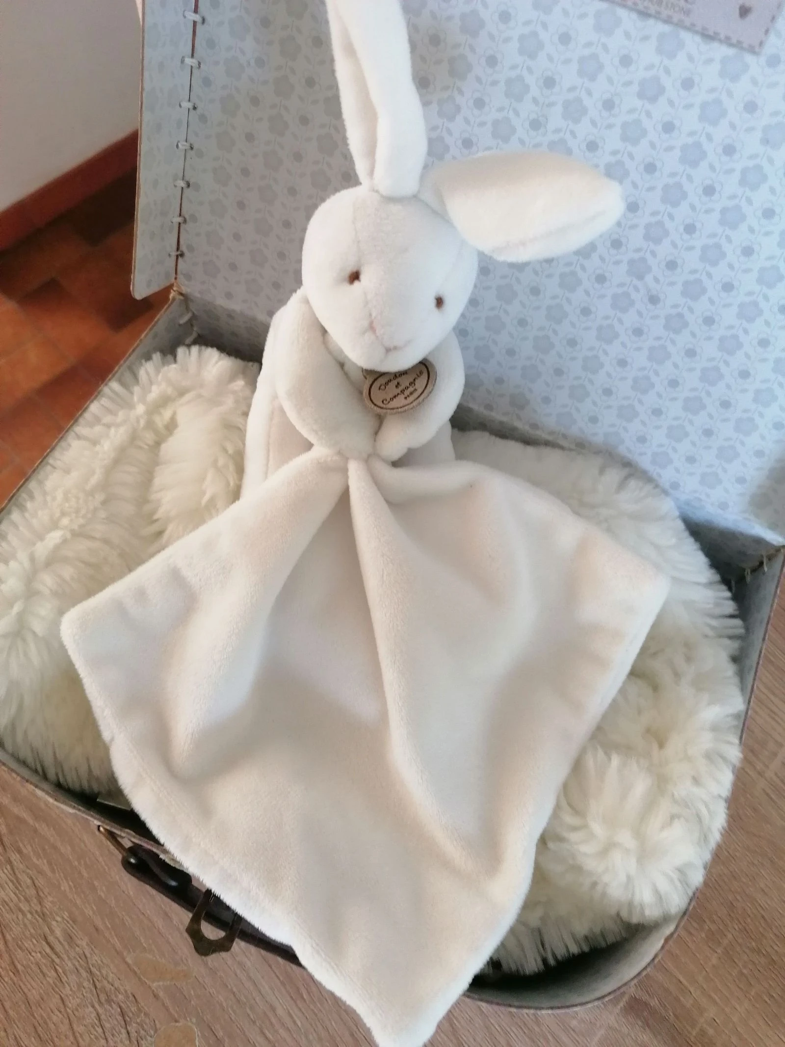 Pelúcia de coelho segurando seu lenço, branco, doudou et compagnie – photo 2